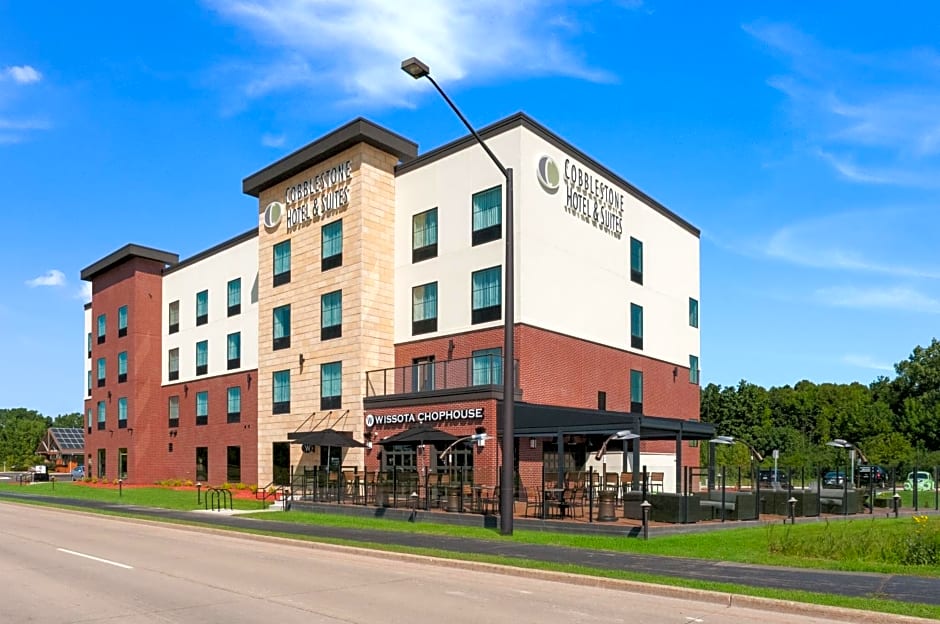 Cobblestone Hotel & Suites - Neenah