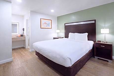 1 King Bed, No Smoking