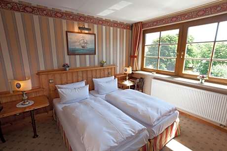 Deluxe Double Room with Side Sea View