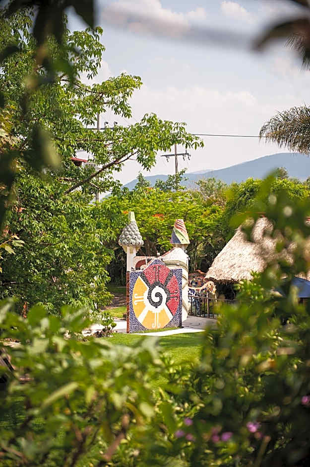 Paradise Hotel Boutique & Lounge