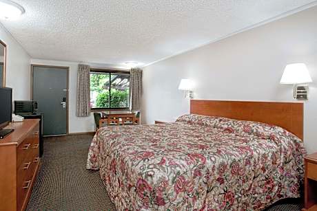 One King Bed Smoking