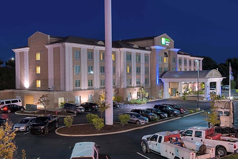Holiday Inn Express and Suites Dickson City By IHG
