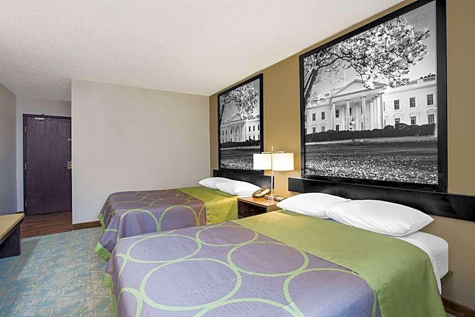 Super 8 by Wyndham Waldorf