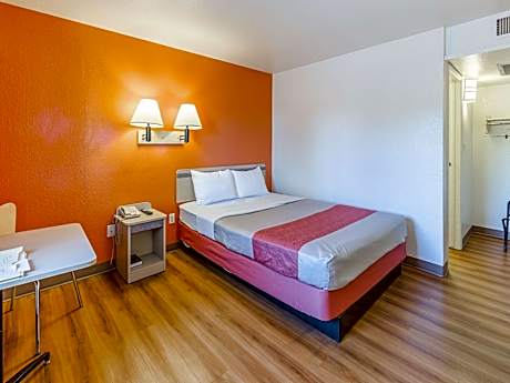 Deluxe Queen Room - Non-Smoking