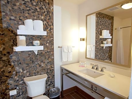 2 Queen Mobility Accessible W/Bathtub