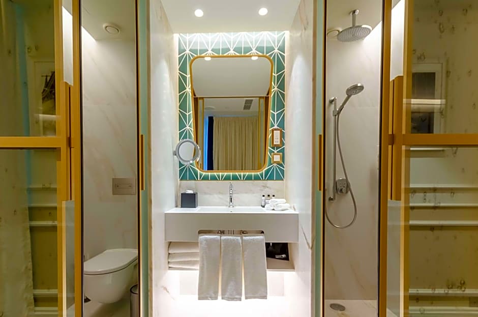 The Emerald House Lisbon, Curio Collection by Hilton