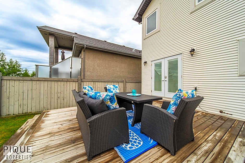 LUXURIOUS 6 Bed Home I Fireplace I near Sports Park I with Double Garage & Fast WiFi!