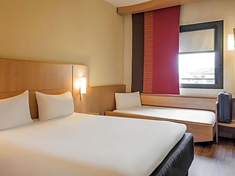 Standard Room with One Double Bed and One Single Bed