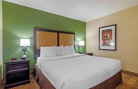 Deluxe Studio with 1 King Bed - Non-Smoking