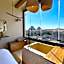 The 2 BDR Pyramids Vista w Bathtub