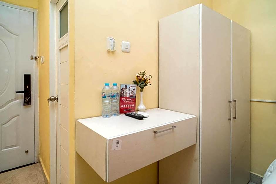 RedDoorz Plus Syariah near Pasar Turi