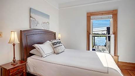 Sail Inn Lunenburg