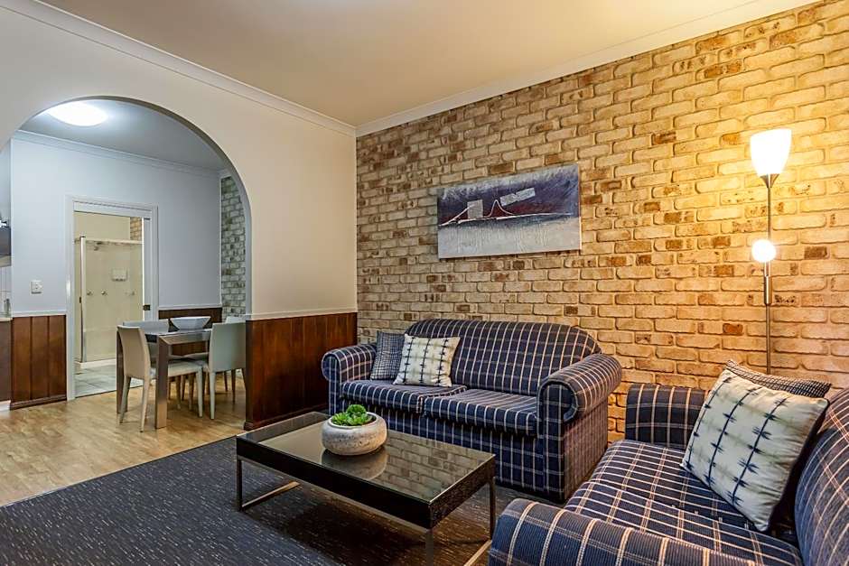 Highlander Motor Inn