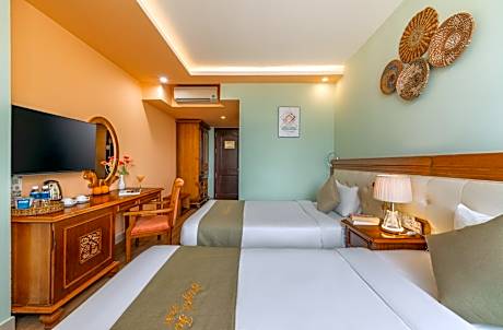 Deluxe Triple Room with Bathtub