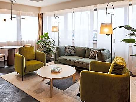 One-Bedroom Prestige King Suite with Separate Living Area