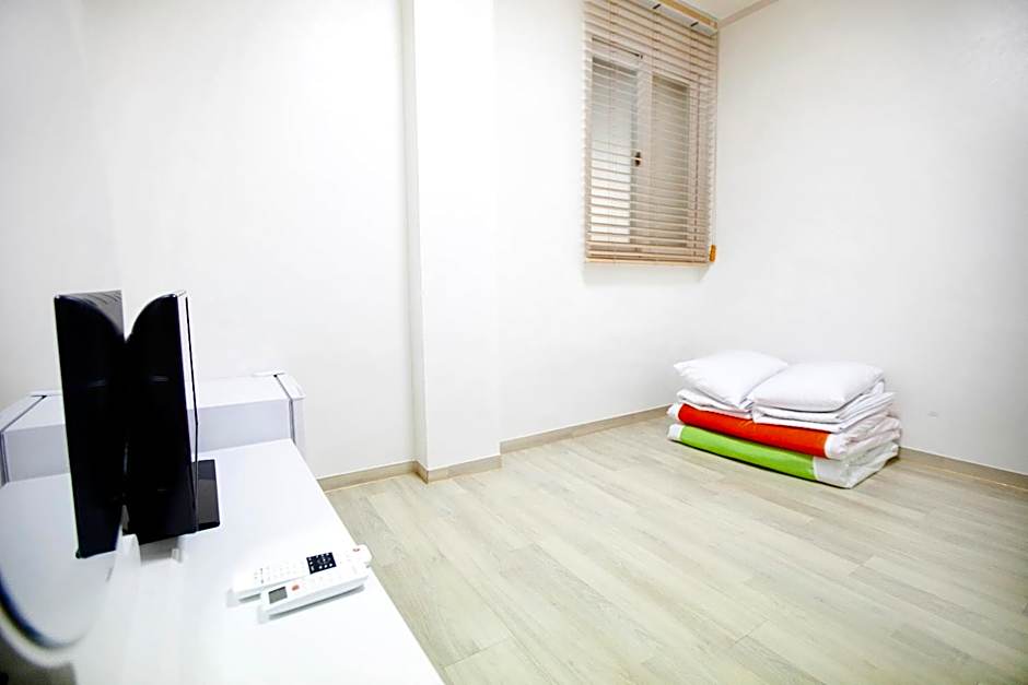 Photo 1 of 17 of Korean-Style Double Room