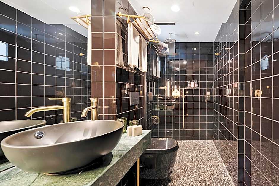 Skylark, Aluma Hotel & Resort