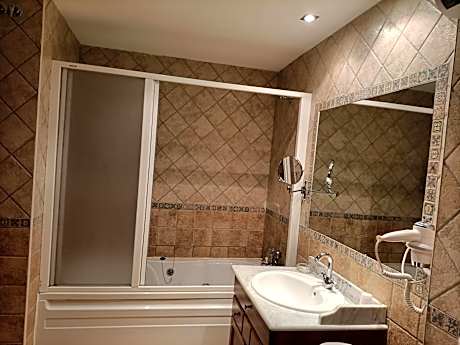 Queen Room with Spa Bath