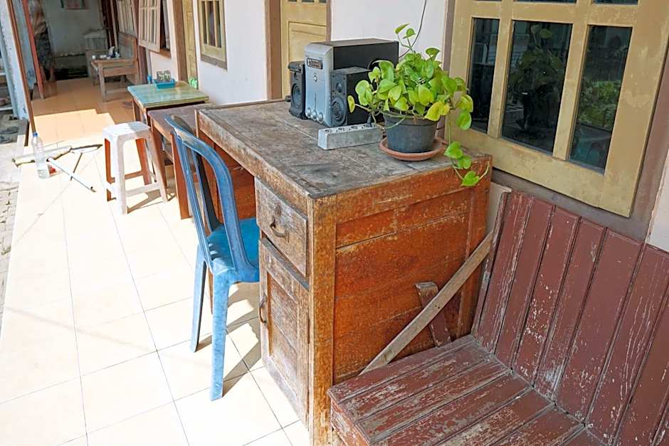 OYO Life 93045 Kost Putra Bu Ketut