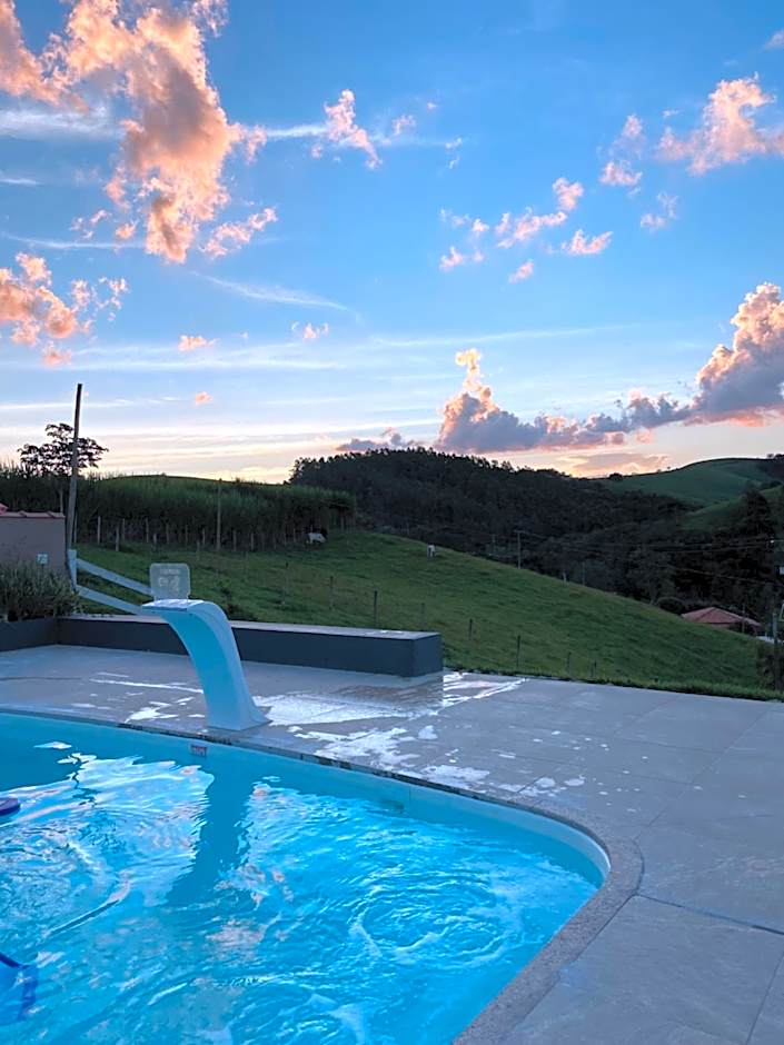 Recanto da Alegria - Casa em Cunha com Jacuzzi,Piscina,Rede,Churrasqueira,Lareira,Deck, Banco de coração