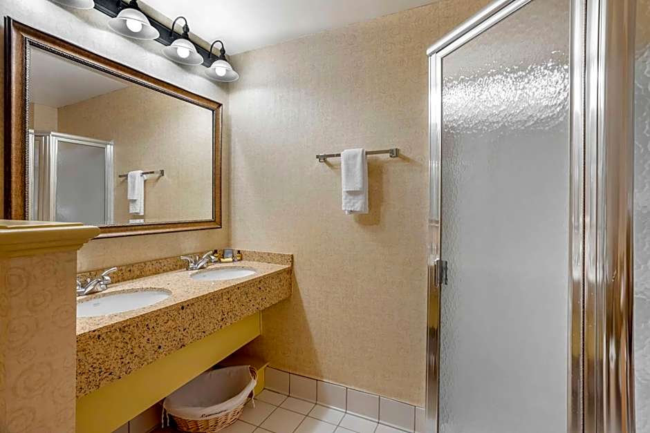 Best Western Plus Revere Inn And Suites