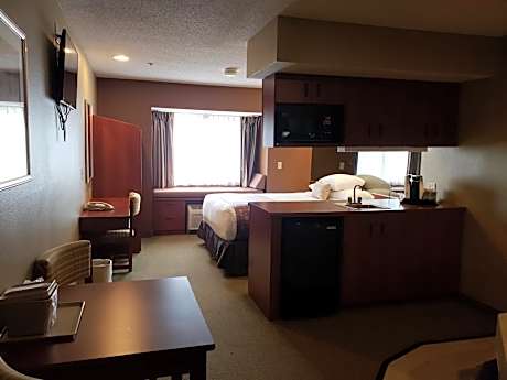 Luxury Queen Suite with Jetted Tub - Non-Smoking