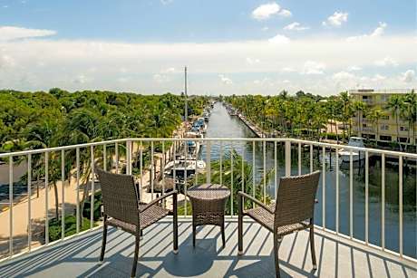 1 Bedroom Suite, 1 King, Sofa bed, Marina view, Whirlpool