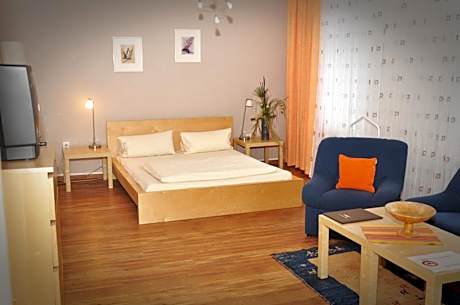 Family Room (2 Adults + 2 Children)