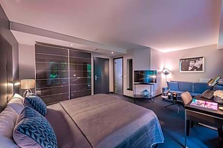 Deluxe Family Room