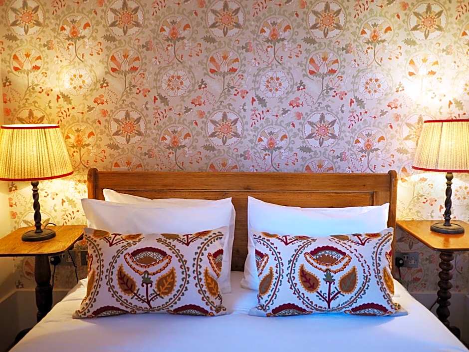 Bear and Ragged Staff