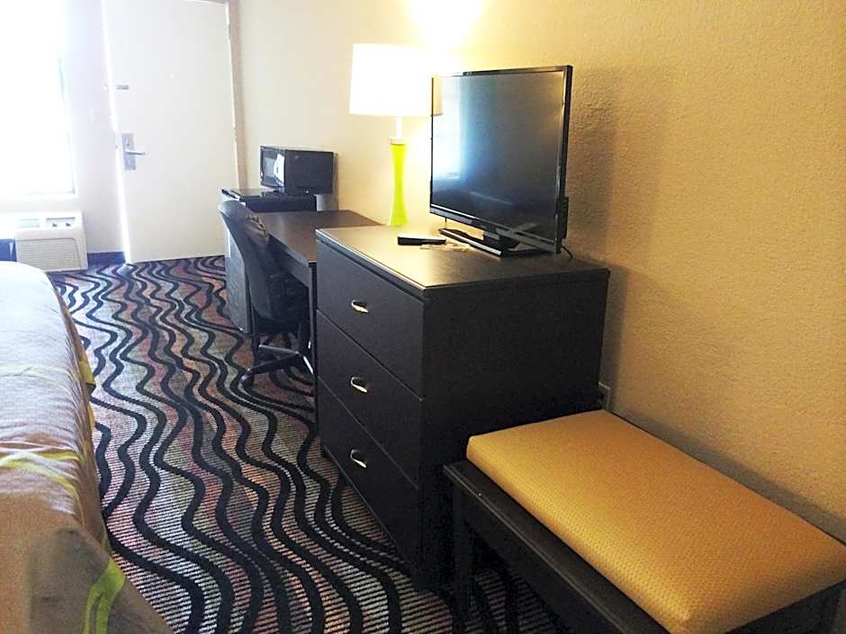 Super 8 by Wyndham Lakeland