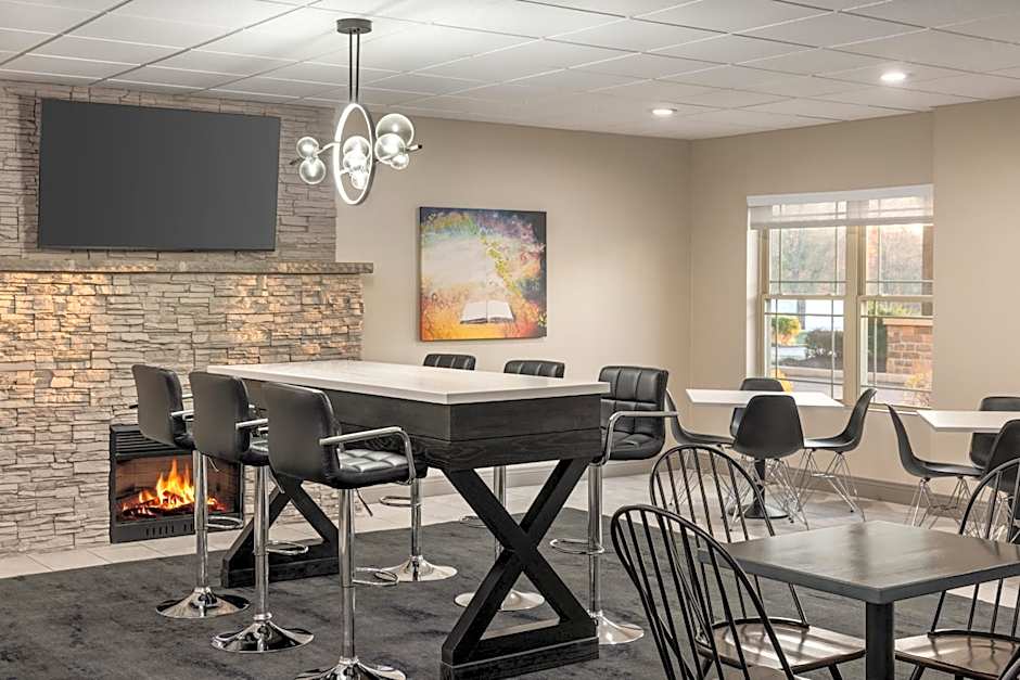 La Quinta Inn & Suites by Wyndham Lake George