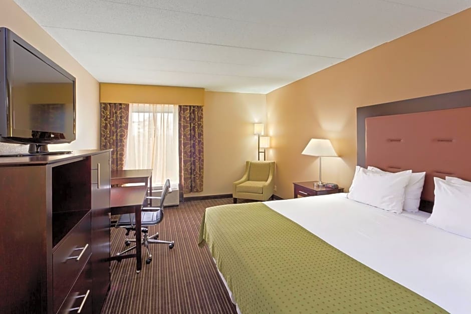 Holiday Inn Express Hotel & Suites Charleston-Southridge