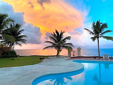 Casa del Puerto by MIJ - Beachfront Hotel