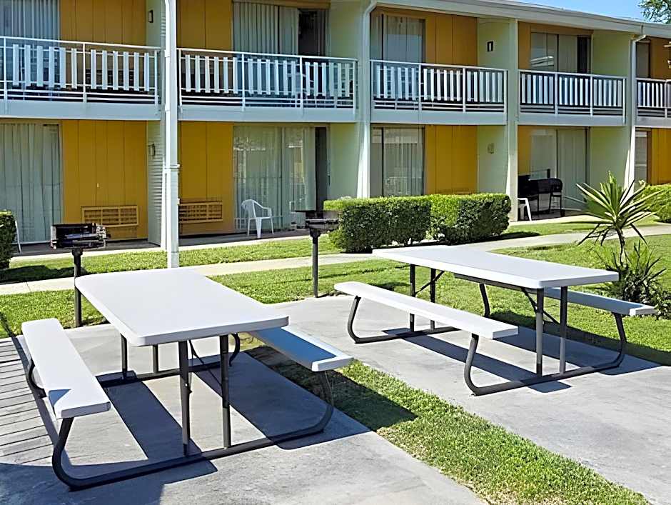 Mid Towne Inn & Suites