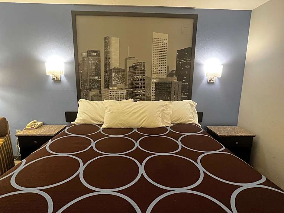 Super 8 by Wyndham Cleveland TX