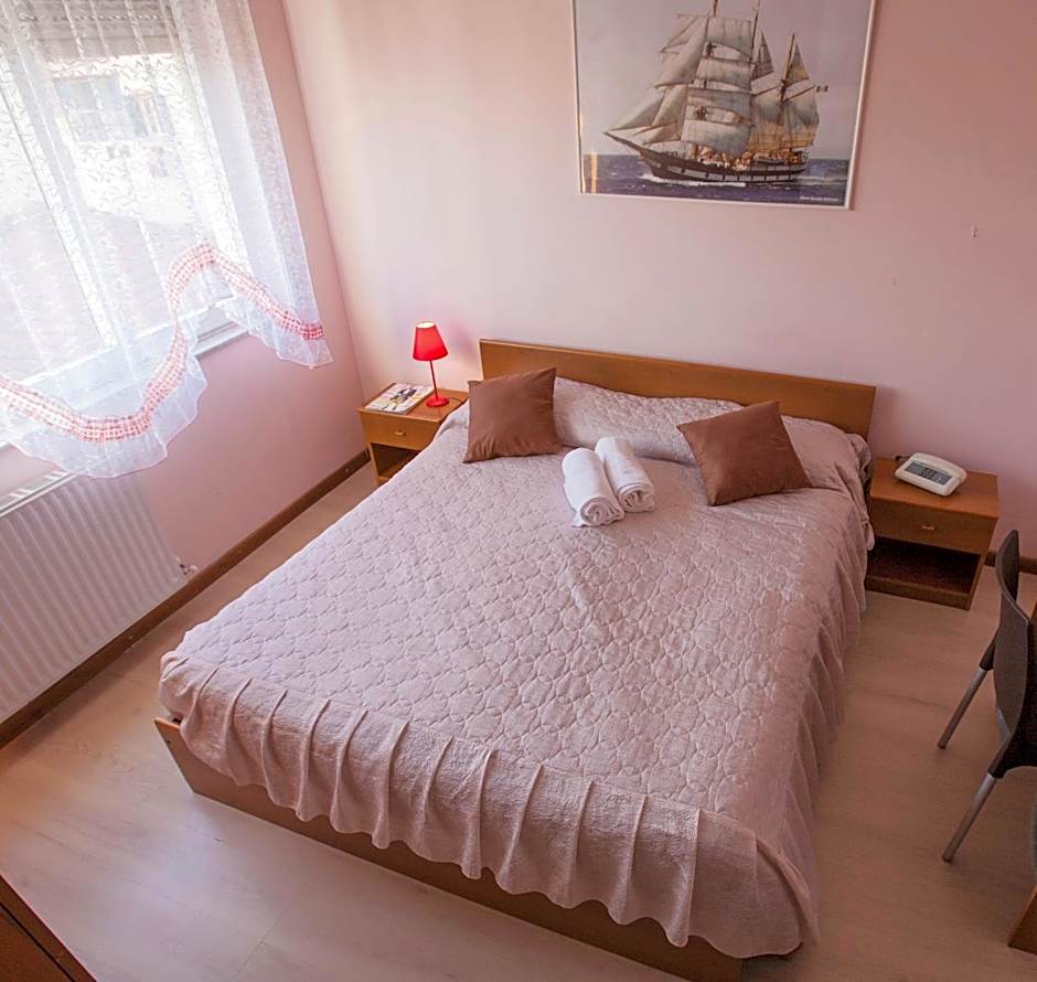 Photo 1 of 7 of 1 Double Bed or 2 Beds
