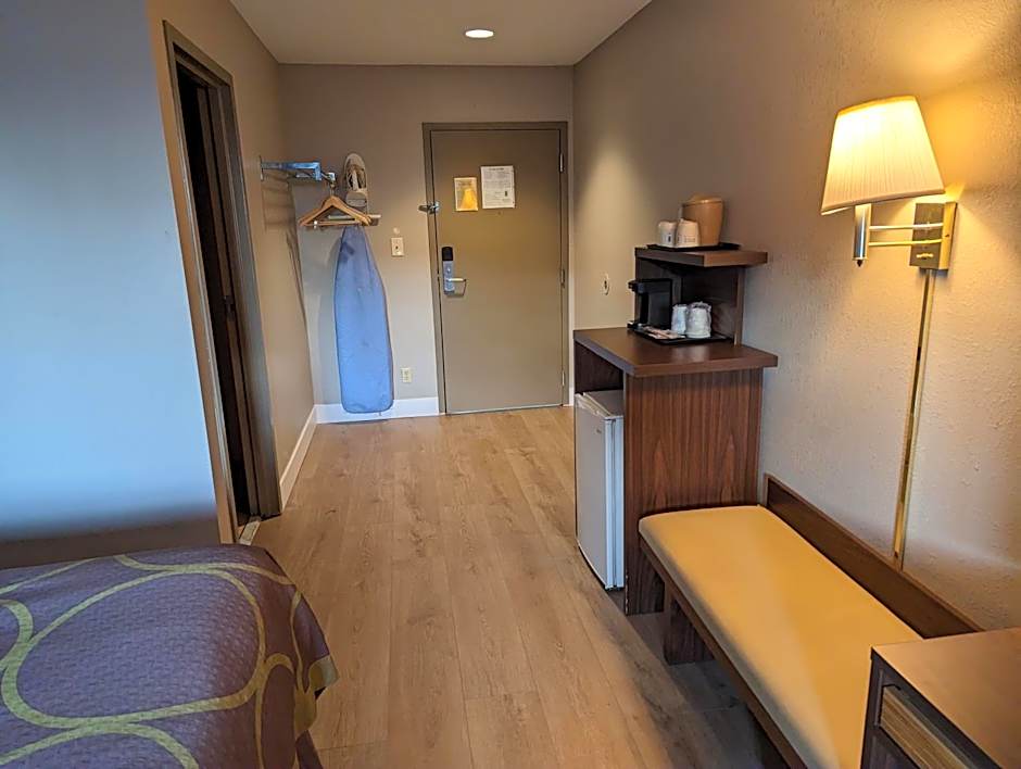 Super 8 by Wyndham Niagara Falls