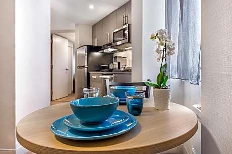 Suite-2 Queen Beds, Non-smoking, 2 Flat Screen Tvs, Separate Living Room, Kitchenette, Safe, Hardwoo