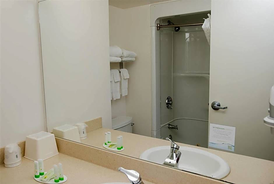 Super 8 by Wyndham Mississauga