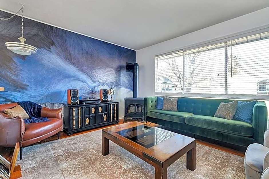 Retro vibe w hot tub piano lounge and vinyls