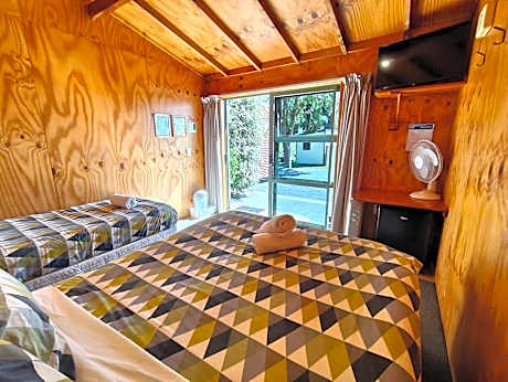 Standard Cabin with Shared Bathroom (3 People)