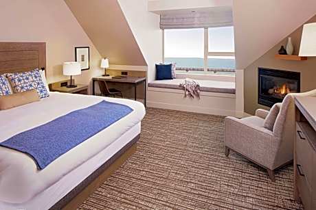 1 King Bed Deluxe Room With Full Bay View