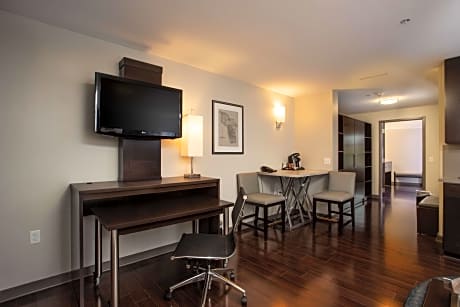 TAVERN SUITE 1 KING MOBILITY ACCESSIBLE TUB, 575 SQFT-WIFI-SAFE-FRIDGE-MICROWAVE, 42 INCH HD TV-KEURIG COFFEE MAKER