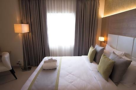 Deluxe Double Room (2 Adults + 1 Child)