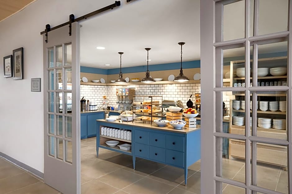 Country Inn & Suites by Radisson, Indianola, IA