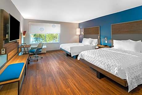 Queen Room with Two Queen Beds and Roll-In Shower - Mobility Access