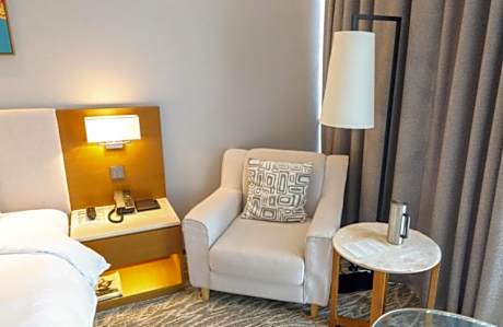 Business PKG Deluxe Double - Late Check-In 6PM, Travel Kit, 2 Beers