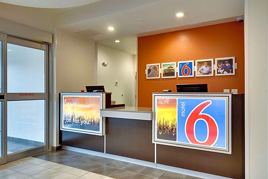 Motel 6-Poplar Bluff, MO