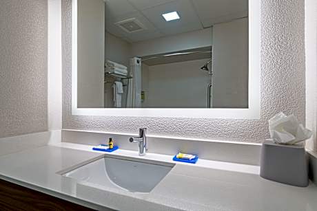 2 Queen Suite Additional Living Area